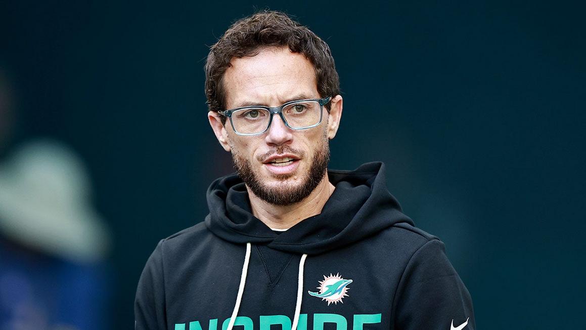 mike mcdaniel looks on dolphins bucs