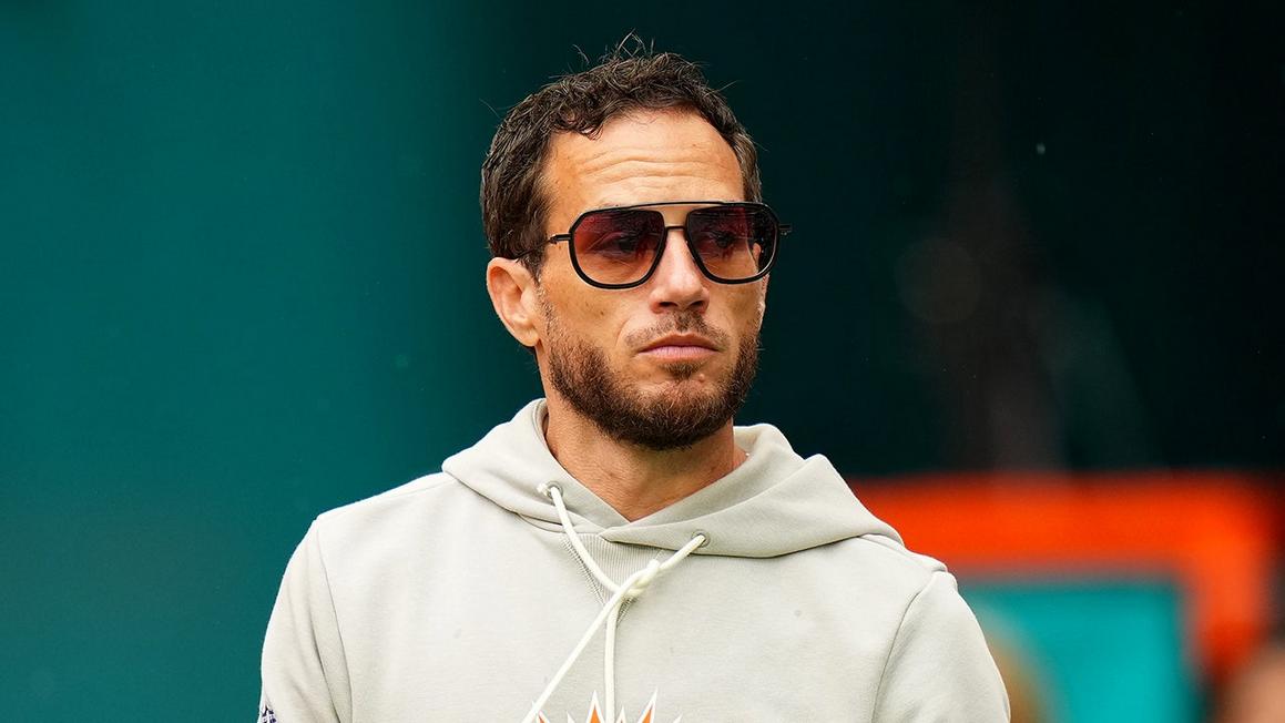 mike mcdaniel looks on dolphins pregame