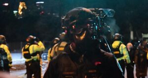 Tổng Thống Donald Trump đe dọa sử dụng Đạo luật Nổi dậy