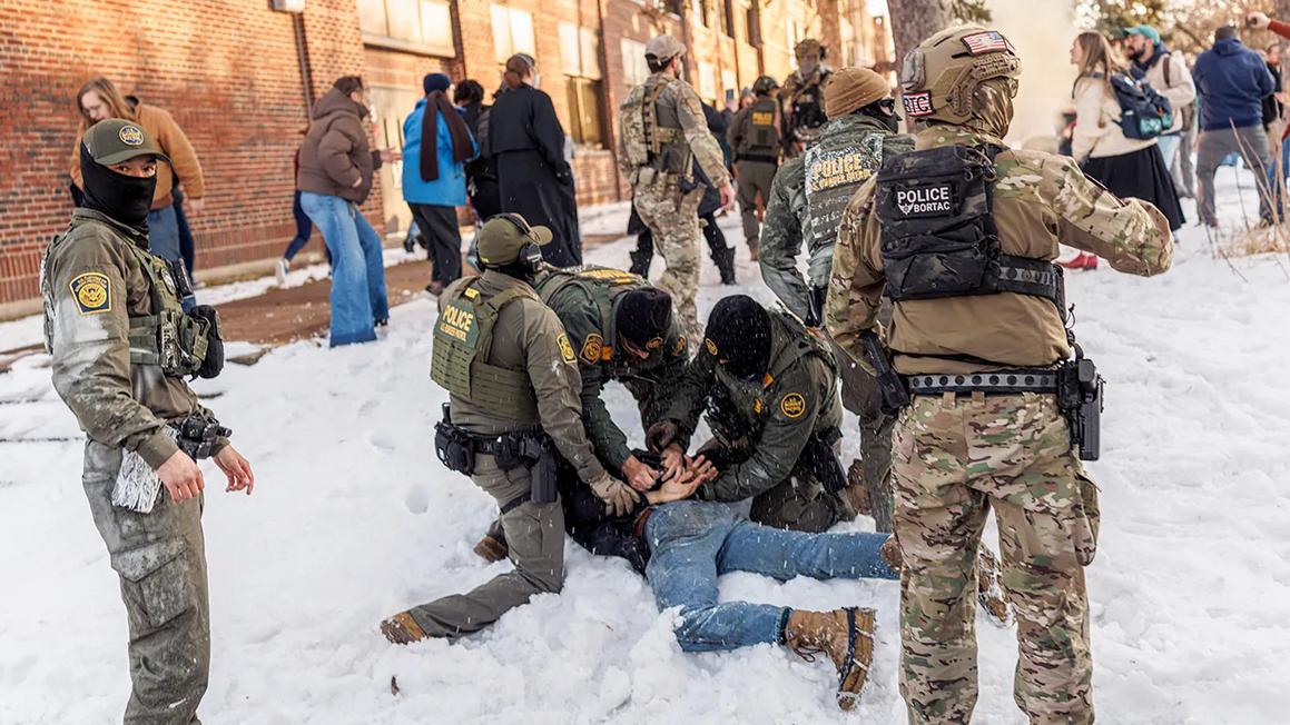 Trường học tại Minnesota đóng cửa, công đoàn giáo viên yêu cầu ICE rời khỏi thành phố 1 minneapolis arrest outside high school