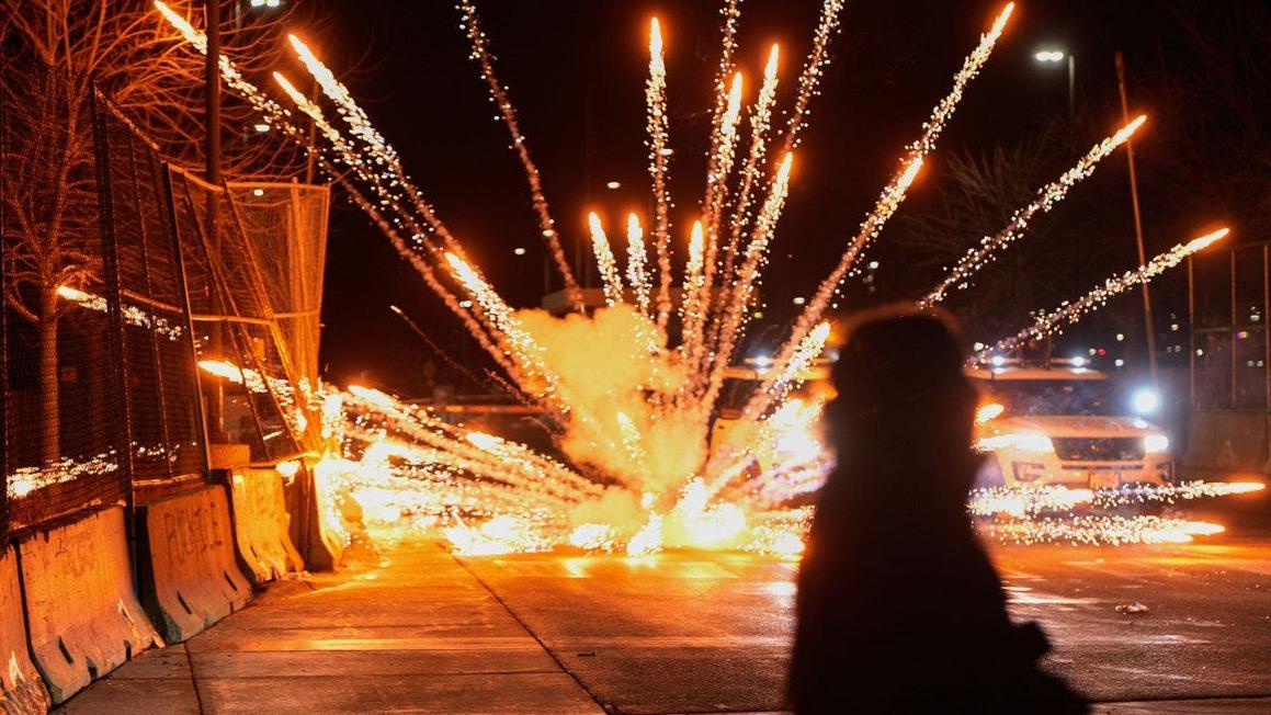 minneapolis federal building protest fireworks 1