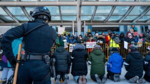 Nhà hoạt động chống ICE bị bắt tại phi trường Minneapolis giữa thời tiết giá rét