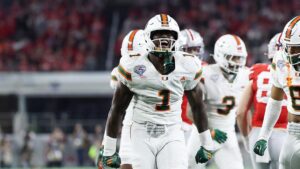 Tiền vệ Miami Hurricanes xem xét trở lại thi đấu mùa giải thứ tám 9 Tiền vệ Miami Hurricanes xem xét trở lại thi đấu mùa giải thứ tám