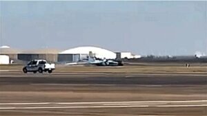 Phi cơ nghiên cứu của NASA hạ cánh khẩn cấp ở Houston