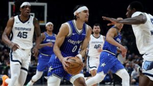 Anthony Black của Orlando Magic có cú dunk lịch sử trước 4 đối thủ