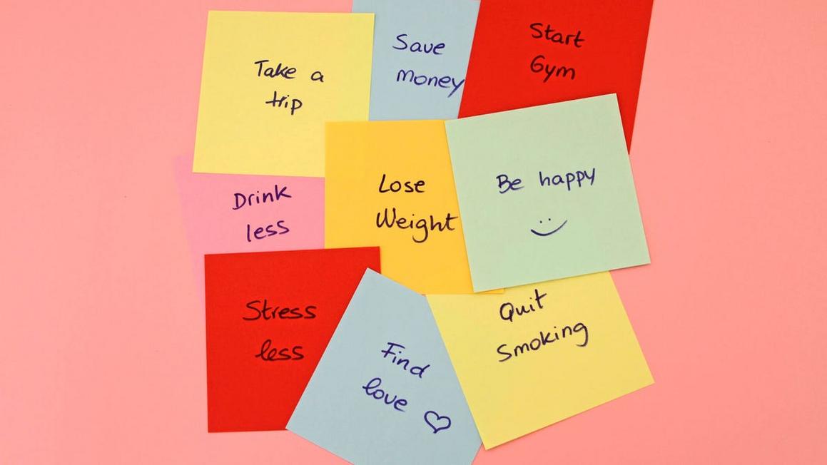 5 lời khuyên từ chuyên gia giúp bạn đạt mục tiêu năm 2026 1 new years resolutions on sticky notes