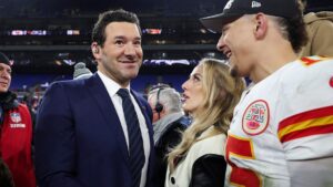 Cựu sao NFL Tony Romo bị ‘ném đá’ vì bình luận trong trận đấu