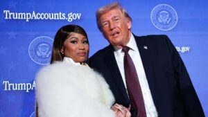 Nicki Minaj ủng hộ Tổng Thống Trump mạnh mẽ hơn sau những chỉ trích, tự nhận là ‘người hâm mộ số một’