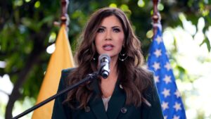 Kristi Noem tranh cãi với Jake Tapper về vụ xả súng liên quan ICE tại Minneapolis