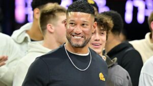 Huấn luyện viên Notre Dame thoát cáo buộc sau vụ lùm xùm