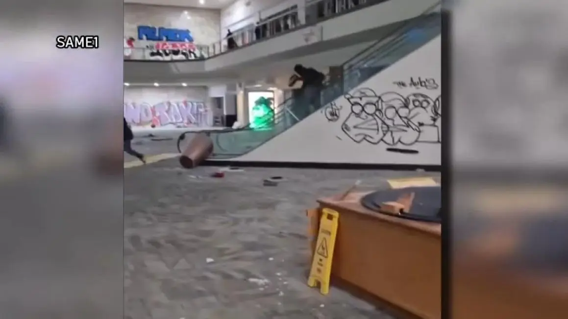 Khu trung tâm thương mại Westminster Mall bị tàn phá sau khi đóng cửa