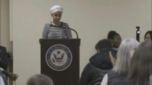 Nữ Dân Biểu Ilhan Omar bị tấn công bằng chất lạ tại buổi họp dân ở Minneapolis