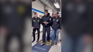 Tổng thống Maduro bị bắt ở Mỹ và bị áp giải vào trung tâm giam giữ