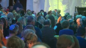 Lễ Tưởng Niệm tại Đền Thờ Do Thái Pasadena Bị Thiêu Rụi