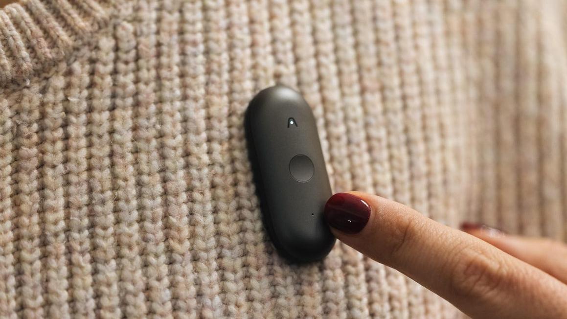 Plaud NotePin S: Thiết bị AI ghi âm cho dân 'ghiền' công nghệ tại CES 2026 1 plaud ai pin cnet lanxon 3