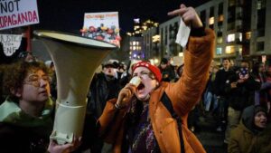 CNN xem lại phóng sự về ICE năm 2016, cho rằng ‘rào cản’ và biểu tình đã gây khó cho hoạt động