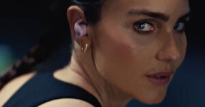 Kirsty Godso Quảng Cáo Tai Nghe Powerbeats Fit Mới: ‘Tất Cả Là Về Việc Xuất Hiện’