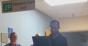 Y tá Alex Pretti vinh danh cựu chiến binh anh chăm sóc 2 Y tá Alex Pretti vinh danh cựu chiến binh anh chăm sóc