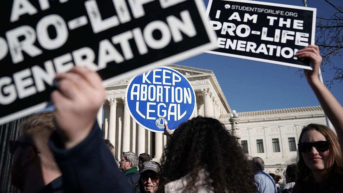 Tổng Thống Donald Trump kêu gọi GOP linh hoạt về Tu Chính Án Hyde 1 pro life protest