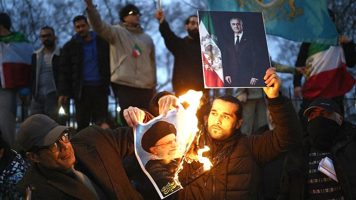 protesters holding reza pahalavi photo