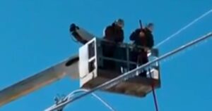 Hàng trăm người vẫn mất điện trong tiết trời lạnh giá ở miền Nam 19 Hàng trăm người vẫn mất điện trong tiết trời lạnh giá ở miền Nam