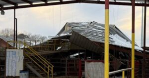 Mái vòm sân đấu Rodeo sụp đổ dưới sức nặng của tuyết 16 Mái vòm sân đấu Rodeo sụp đổ dưới sức nặng của tuyết