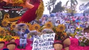 Biểu ngữ gây tranh cãi tại Rose Parade bị gỡ bỏ 32 Biểu ngữ gây tranh cãi tại Rose Parade bị gỡ bỏ