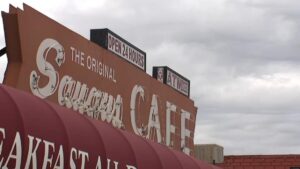 Quán cà phê Saugus nguyên bản mở cửa trở lại, nhưng vướng vào kiện tụng