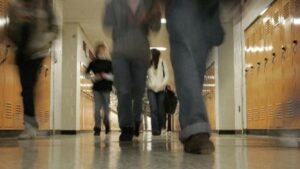 Trường Trung học Yorba Linda yêu cầu học sinh, nhân viên ở yên trong lớp