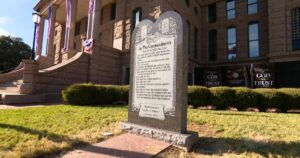 Bia Tượng Thập Điều Răn được khánh thành tại Tòa án Tarrant County