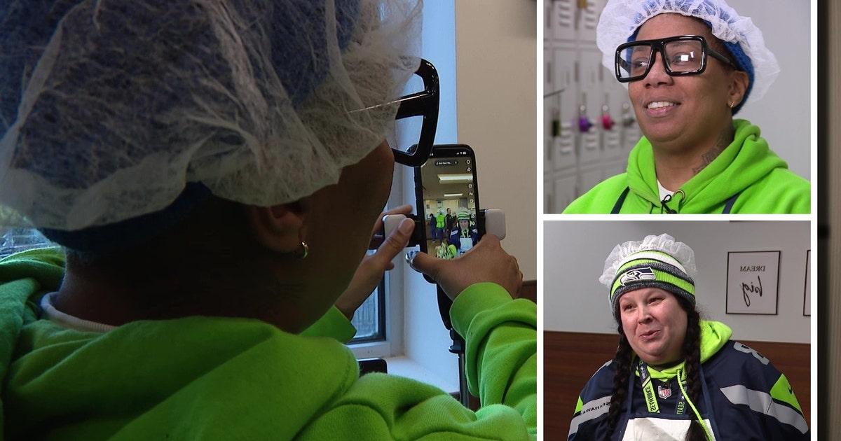 Nhân viên tiệm tạp hóa SeaTac làm điệu nhảy TikTok cổ vũ Seahawks 1 seahawks lunch ladies