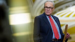 Thượng Nghị Sĩ Schumer Muốn Sửa Đổi Cắt Giảm Ngân Sách HUD
