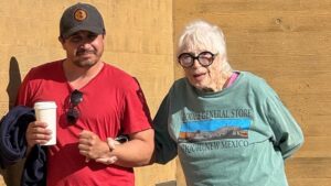 Nữ diễn viên Shirley MacLaine, 91 tuổi, lần đầu xuất hiện trước công chúng tại Los Angeles