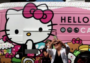 Xe bán tải Hello Kitty ghé Vùng Vịnh
