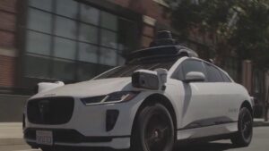 Xe Waymo tông em bé ở Santa Monica