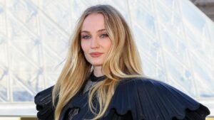 Sophie Turner tập luyện ‘8 tiếng một ngày’ cho vai Lara Croft