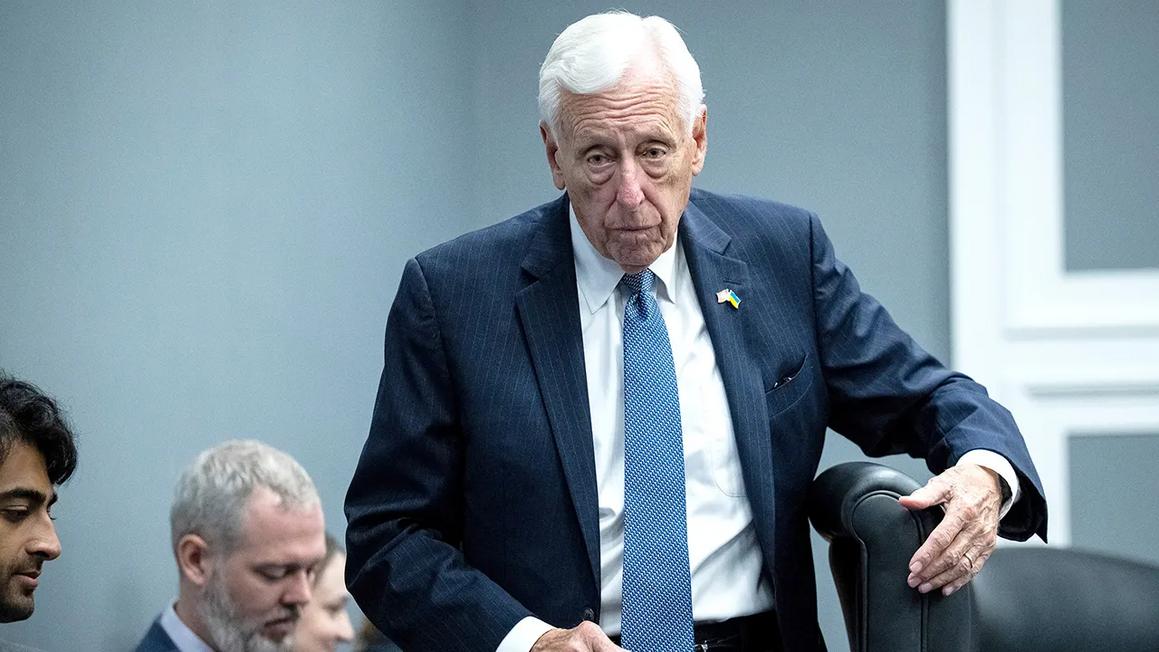 Cựu Lãnh đạo Dân chủ Hoyer Rời Hạ viện, Cảnh báo về Sự Chia rẽ 1 steny hoyer announces retirement