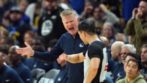 HLV Steve Kerr bị đuổi khỏi sân trong trận đấu của Warriors, Snoop Dogg bình luận