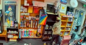 Cửa hàng buôn bán thẻ bài ở Seattle bị trộm viếng thăm