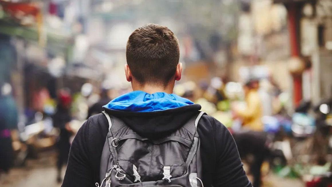Thanh niên Mỹ đang gặp khủng hoảng ý nghĩa sống, tình nguyện có thể là giải pháp 1 teen boy backpack istock