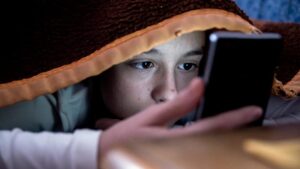 Pháp cấm mạng xã hội cho trẻ dưới 15 tuổi, xem đây là ‘cuộc chiến cho tâm trí tự do’