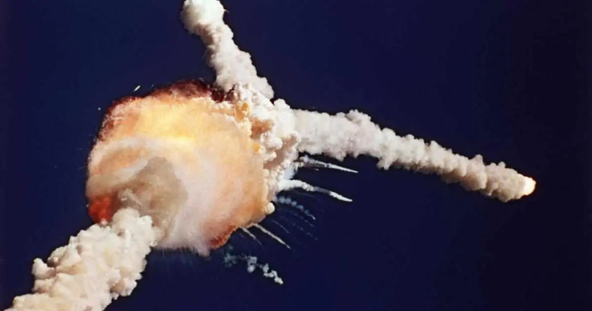 01-28-1986: Tàu con thoi Challenger nổ tung sau khi cất cánh ngày 28 tháng 1 năm 1986