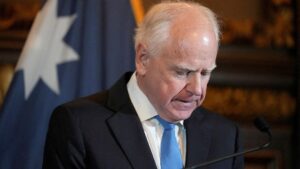 Thống đốc Minnesota bất ngờ kết thúc họp báo, không trả lời câu hỏi