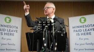 Thống đốc bang Minnesota đối mặt bão chỉ trích sau khi hủy bỏ kế hoạch tái tranh cử 29 Thống đốc bang Minnesota đối mặt bão chỉ trích sau khi hủy bỏ kế hoạch tái tranh cử