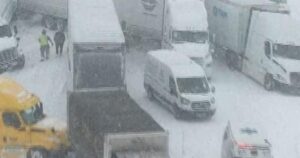 Video quay cảnh tai nạn liên hoàn 100 xe tại Michigan