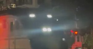 Robot giao thức ăn bị tàu Brightline tông