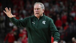 HLV Tom Izzo nổi giận với cựu cầu thủ Michigan State 11 HLV Tom Izzo nổi giận với cựu cầu thủ Michigan State