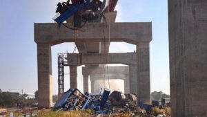 Cần cẩu sập xuống tàu hỏa ở Thái Lan, ít nhất 12 người thiệt mạng