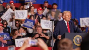 Tổng Thống Trump khởi động chiến dịch vận động tranh cử giữa nhiệm kỳ tại Iowa, cảnh báo về những hậu quả nếu đảng Cộng hòa thất bại