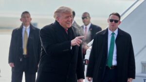 Tổng Thống Donald Trump đến Thụy Sĩ, gây tranh cãi về vấn đề Greenland